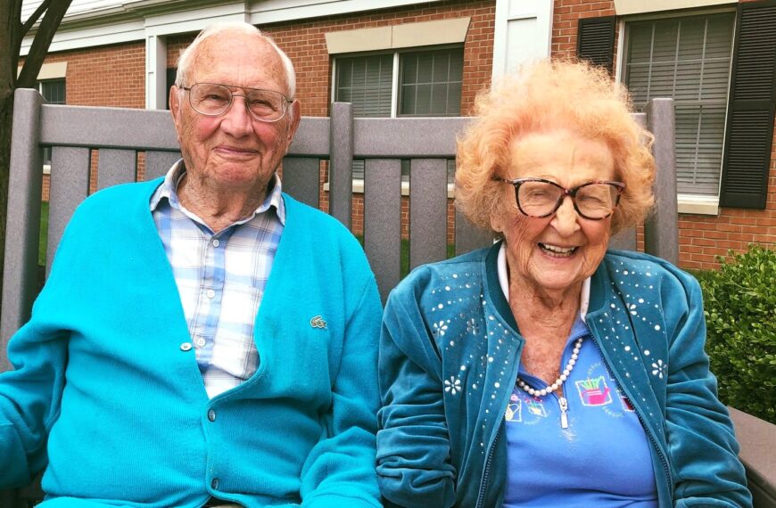 Ouder dan 100 werden ze verliefd in verpleeghuis – nu zijn ze getrouwd.
