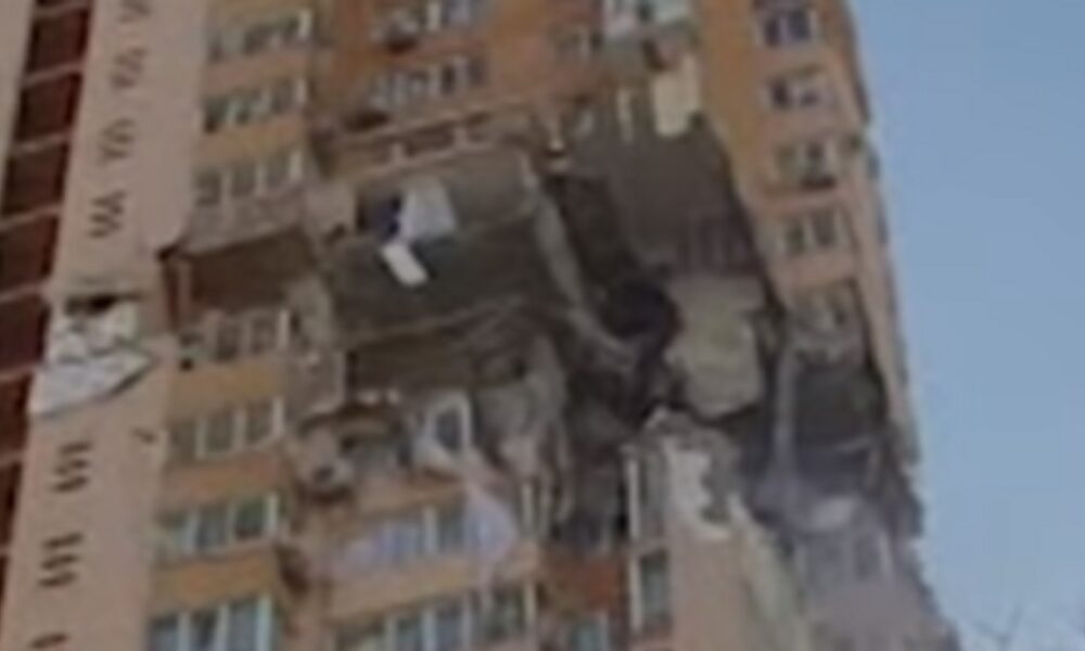 flatgebouw na raketinslag in Kiev