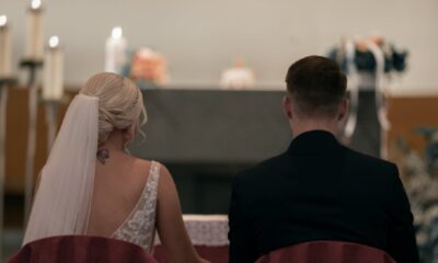bruid en bruidegom voor het altaar