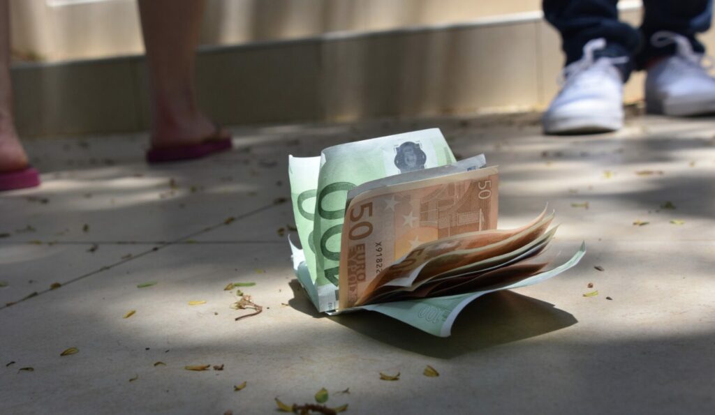 Heb je geld gevonden? Dit is wat je dan verplicht moet doen