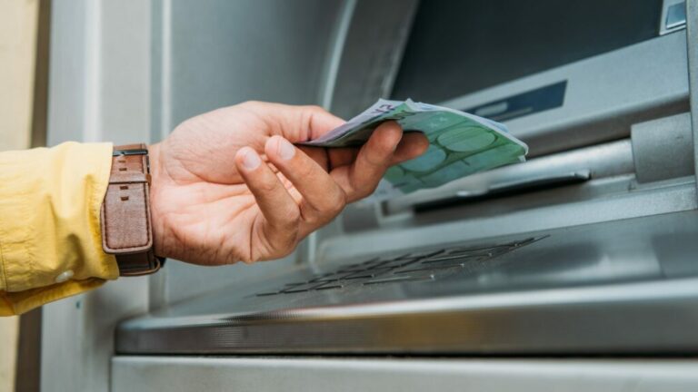 Hoeveel Kost Het Om Geld Te Storten